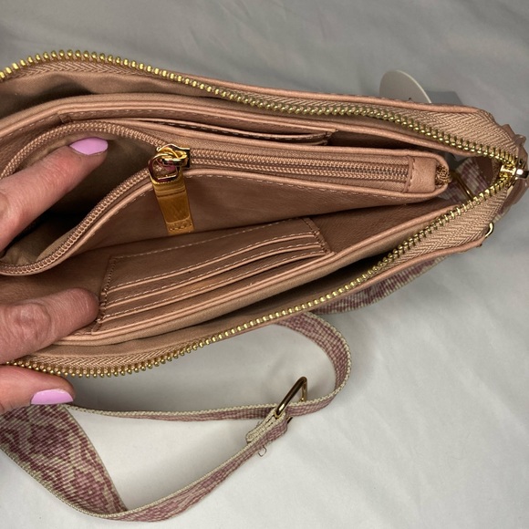 Vegan Leather Crossbody Bag light pink - Picture 10 of 11